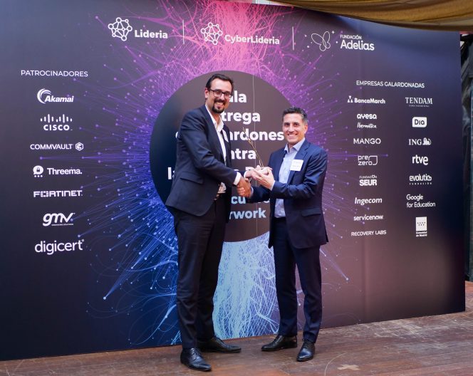 La FUNDACIÓN ADELIAS nos otorga un galardón en reconocimiento a las empresas que luchan contra la brecha digital
